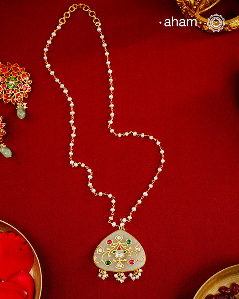 Beautiful Jade stone with silver work on it, comes with a pearl chain.
Crafted in 92.5 silver with gold polish.