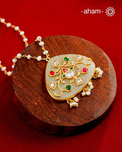 Beautiful Jade stone with silver work on it, comes with a pearl chain.
Crafted in 92.5 silver with gold polish.