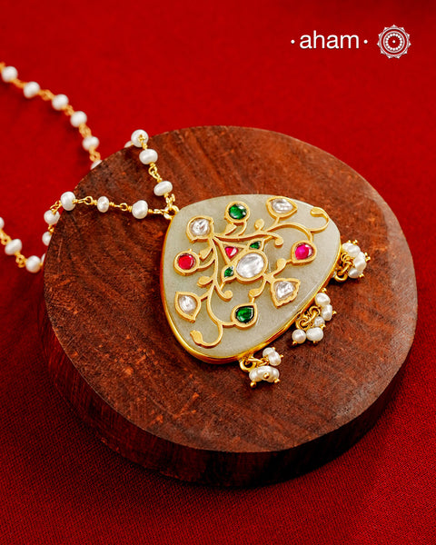 Beautiful Jade stone with silver work on it, comes with a pearl chain.
Crafted in 92.5 silver with gold polish.