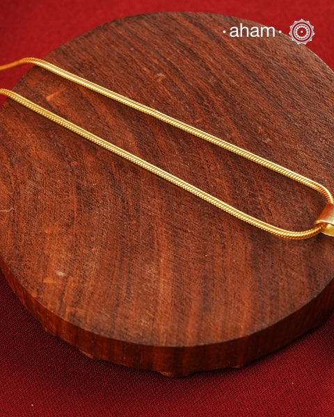 Delicate Kundan pendant with chain. Crafted in 92.5 silver with gold polish.&nbsp;