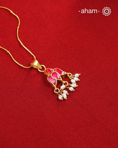 This stunning Neckpiece features a delicate 92.5 silver chain with a beautifully crafted gold polished pendant. Add a touch of elegance to your look with this unique and timeless piece.