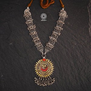 Experience true Indian craftsmanship with our Tribal Glass Silver Neckpiece. Handmade in Saranpur, UP, this beautiful vintage glass pendant is adorned with vintage silver bands. This necklace truly exemplifies the continuity of the traditional prototypes.