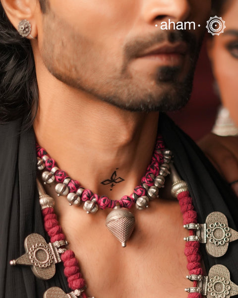 Tribal&nbsp;Borla Silver Neckpiece with adjustable thread.&nbsp;
The Rajasthani Borla - Mangtika along with beautiful trinket silver beads has been given a new twist by threading them into a beautiful unique short neckpiece. A perfect, unique piece to wear with your ethnic wear