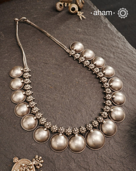 This 92.5 silver neckpiece is a classic design that will never go out of style. It is meticulously handmade in Rajasthan, showcasing the skill and expertise of the region.