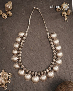 This 92.5 silver neckpiece is a classic design that will never go out of style. It is meticulously handmade in Rajasthan, showcasing the skill and expertise of the region.