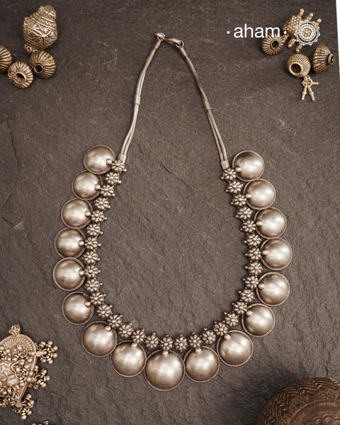 This 92.5 silver neckpiece is a classic design that will never go out of style. It is meticulously handmade in Rajasthan, showcasing the skill and expertise of the region.