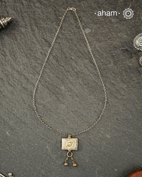 Small tribal silver amulet box with a subtle kundan highlight. Comes with a link chain.