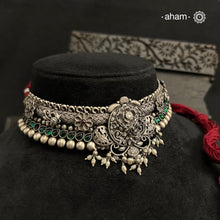 This Shivneri Silver Maharashtrian Thushi showcases the intricate craftsmanship of kolhapuri artisans Made from 92.5 silver, it features beautiful green stone highlights and elegant pearls for a stunning addition to any outfit. Expertly crafted, this necklace is perfect for those looking for a touch of traditional elegance.