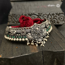 This Shivneri Silver Maharashtrian Thushi showcases the intricate craftsmanship of kolhapuri artisans Made from 92.5 silver, it features beautiful green stone highlights and elegant pearls for a stunning addition to any outfit. Expertly crafted, this necklace is perfect for those looking for a touch of traditional elegance.