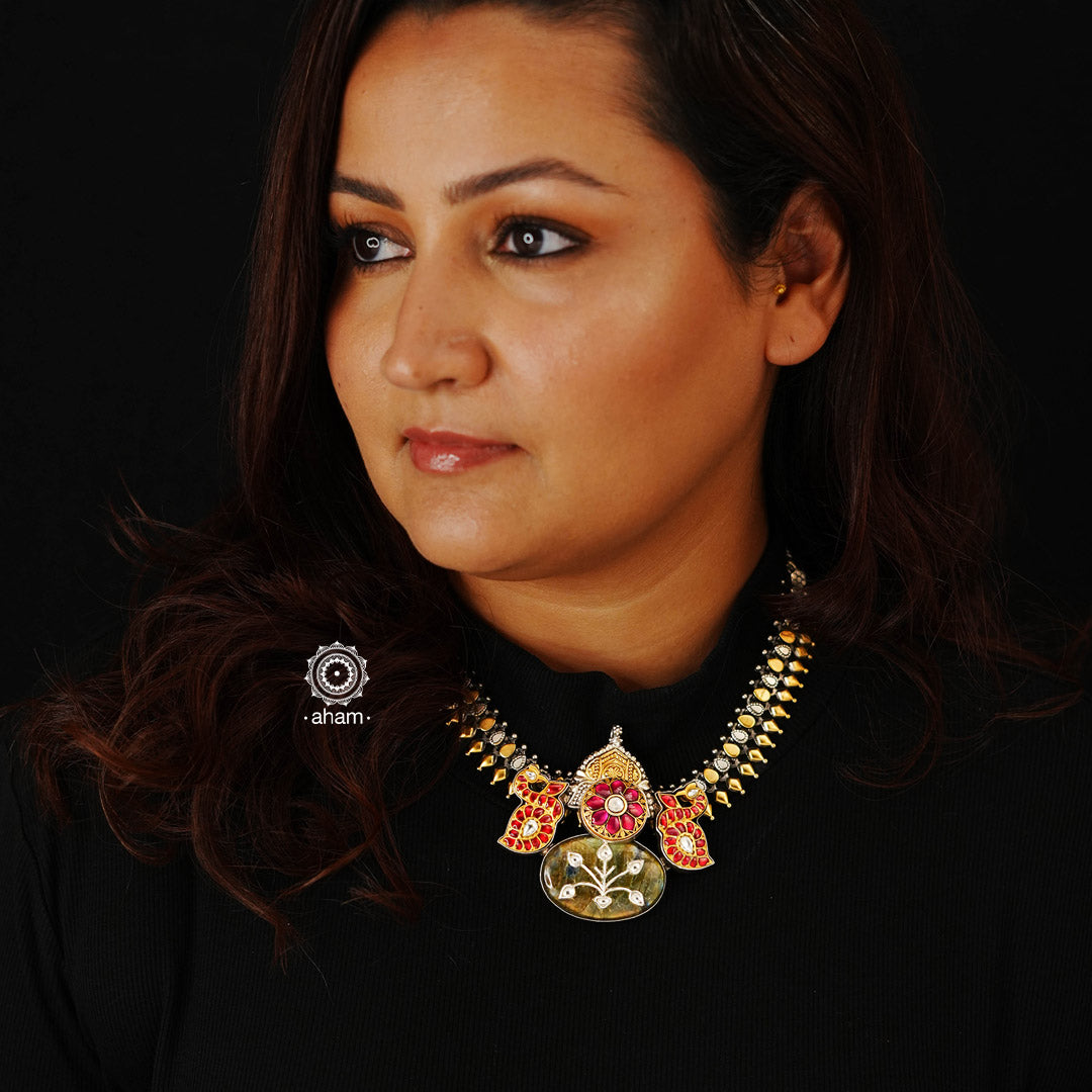 This sophisticated two-tone silver neckpiece is the perfect way to show off your unique style. Crafted in 92.5 silver, it features a semi-precious stone and eye-catching kundan highlights. 