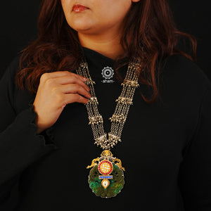 This Noori Two Tone Silver Neckpiece is the perfect blend of Eastern and Indian styles. Featuring a carved semiprecious stone set with kundan highlights and a beautiful vintage chain, it's sure to make a bold statement.