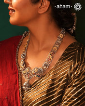 We thrive to bring alive traditional forms in new avatars. This Noori dual tone neckpiece crafted in 92.5 sterling silver using intricate workmanship.&nbsp; Perfect for intimate weddings and upcoming festive celebrations.
