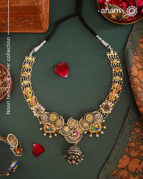 We thrive to bring alive traditional forms in new avatars. This Noori dual tone neckpiece crafted in 92.5 sterling silver using intricate workmanship.Perfect for intimate weddings and upcoming festive celebrations.