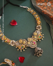 We thrive to bring alive traditional forms in new avatars. This Noori dual tone neckpiece crafted in 92.5 sterling silver using intricate workmanship.Perfect for intimate weddings and upcoming festive celebrations.