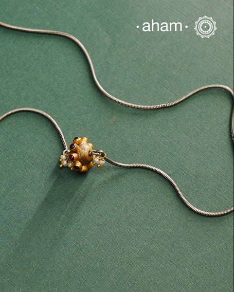 18 inches chain with a gold bead with kemp stones &amp; pearls that sits on one side.
A simple striking piece crafted in 92.5 silver.