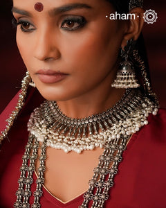 This 92.5 silver Ira neckpiece exemplifies understated elegance through meticulous craftsmanship. Fresh water pearl beads delicately laces the sterling silver, creating a sophisticated piece that sits gracefully below the neck. A testament to minimalist design principles and artisanal jewellery-making techniques.