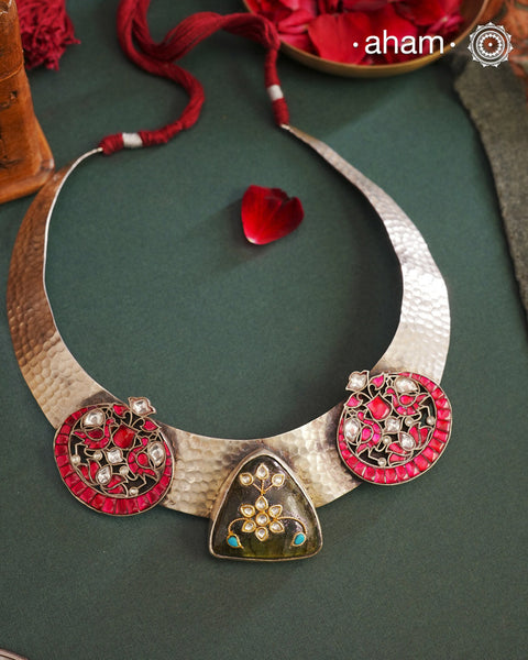 Add a touch of elegance to your outfit with the Ira Kundan Silver Hasli. This modern hasli features stunning kundan highlights, adding a touch of sophistication. Crafted in 92.5 silver, it's the perfect accessory to pair with your indo western clothes for sangeet or mehandi functions.