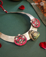 Add a touch of elegance to your outfit with the Ira Kundan Silver Hasli. This modern hasli features stunning kundan highlights, adding a touch of sophistication. Crafted in 92.5 silver, it's the perfect accessory to pair with your indo western clothes for sangeet or mehandi functions.