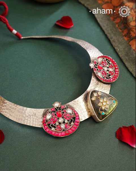 Add a touch of elegance to your outfit with the Ira Kundan Silver Hasli. This modern hasli features stunning kundan highlights, adding a touch of sophistication. Crafted in 92.5 silver, it's the perfect accessory to pair with your indo western clothes for sangeet or mehandi functions.