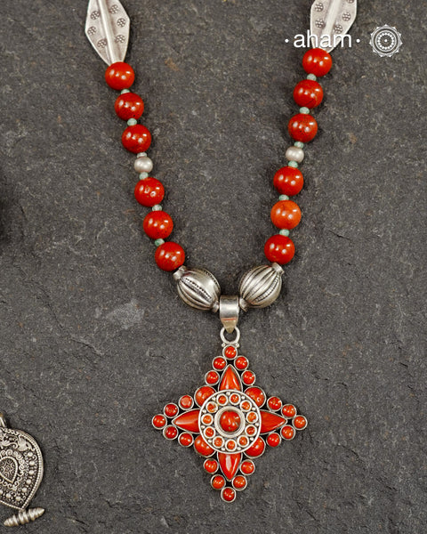 The Himalayan Silver Neckpiece is expertly crafted to reflect the unique design traditions of the Himalayan foothills and Tibetan region. Featuring a pendant with vibrant coral stones set in sterling silver and strung in red jasper beads along with silver beads, this piece captures the rich cultural heritage and natural beauty of these high-altitude areas. Its distinctive style offers a timeless elegance, perfect for collectors and connoisseurs who value authentic craftsmanship and region-specific artistry.