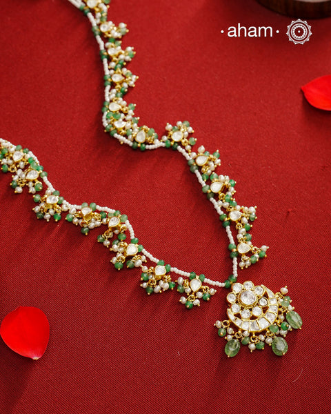 This delicate neckpiece showcases expertly set moissanite stones that capture the brilliance of genuine diamonds. Crafted from 92.5% sterling silver with a luxurious gold polish, it is accented with fine pearls to enhance its refined elegance. A sophisticated accessory designed for those who appreciate subtle luxury and meticulous craftsmanship.