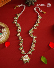 This delicate neckpiece showcases expertly set moissanite stones that capture the brilliance of genuine diamonds. Crafted from 92.5% sterling silver with a luxurious gold polish, it is accented with fine pearls to enhance its refined elegance. A sophisticated accessory designed for those who appreciate subtle luxury and meticulous craftsmanship.