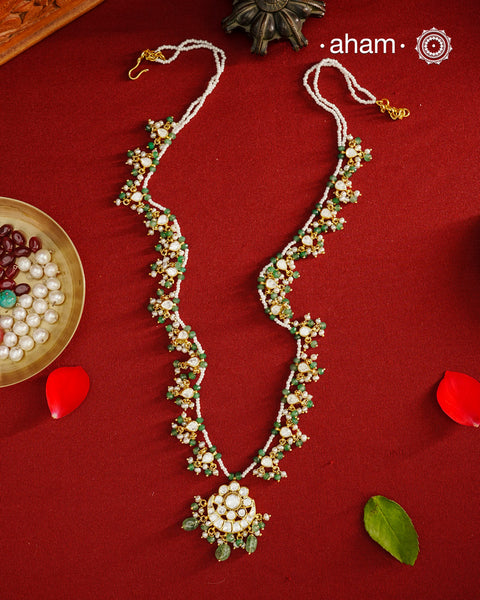 This delicate neckpiece showcases expertly set moissanite stones that capture the brilliance of genuine diamonds. Crafted from 92.5% sterling silver with a luxurious gold polish, it is accented with fine pearls to enhance its refined elegance. A sophisticated accessory designed for those who appreciate subtle luxury and meticulous craftsmanship.