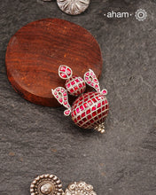 A beautiful pendant crafted in 92.5 silver with kemp stone studed.&nbsp;