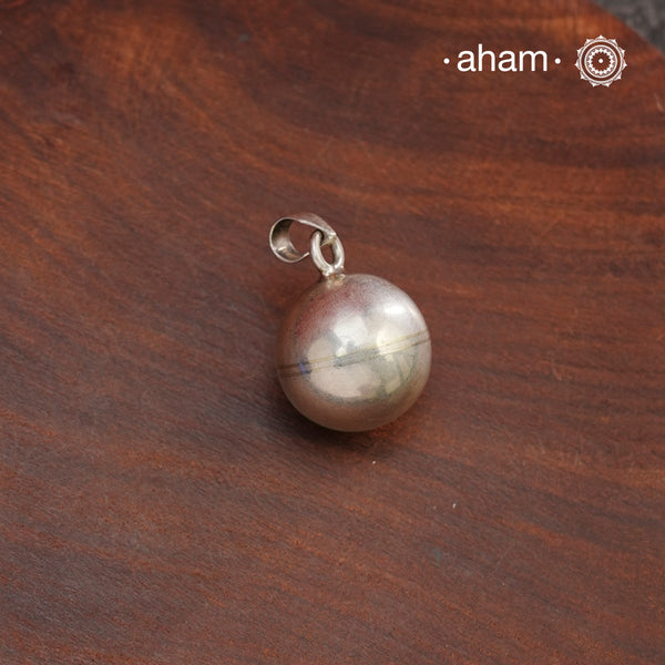 Crafted in 92.5 silver, the Mewad Ball Silver Pendant features a little ball pendant with a gungroo inside, creating a rhythmic sound. Perfect for adding subtle charm and musicality to any outfit.
(Does not include chain)