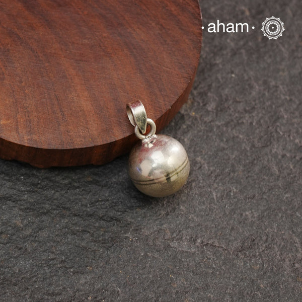 Crafted in 92.5 silver, the Mewad Ball Silver Pendant features a little ball pendant with a gungroo inside, creating a rhythmic sound. Perfect for adding subtle charm and musicality to any outfit.
(Does not include chain)