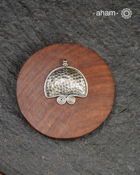 Mewad silver pendant crafted in 92.5 silver with beaten texture. Wear it with a wire hasli, or a black thread. Perfect to wear to work or a casual evening out.