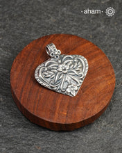 Mewad pendant in a leaf form, with beautiful detailing on it. Crafted in 92.5 silver. Light weight and easy to wear. Wear it with a black string or a thin chain.