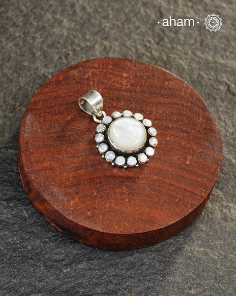 92.5 Sterling Silver Pearl Pendant.(Chain not included)