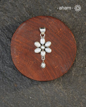 92.5 Sterling Silver Pearl Pendant.
Easy to wear pendants that add spark to any outfit you wear.
(Chain not included)