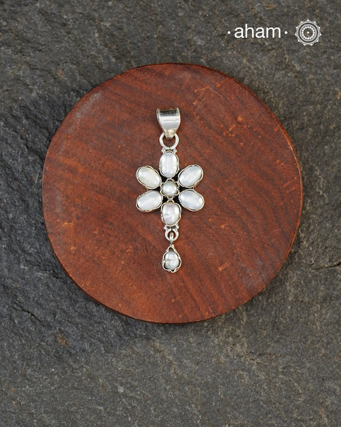92.5 Sterling Silver Pearl Pendant.
Easy to wear pendants that add spark to any outfit you wear.
(Chain not included)