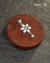 92.5 Sterling Silver Pearl Pendant.
Easy to wear pendants that add spark to any outfit you wear.
(Chain not included)
