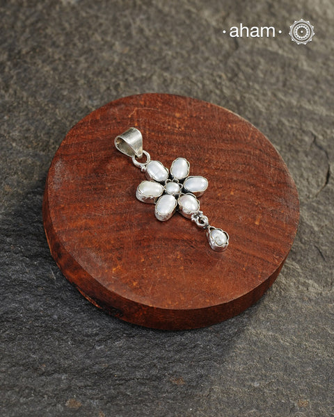 92.5 Sterling Silver Pearl Pendant.
Easy to wear pendants that add spark to any outfit you wear.
(Chain not included)