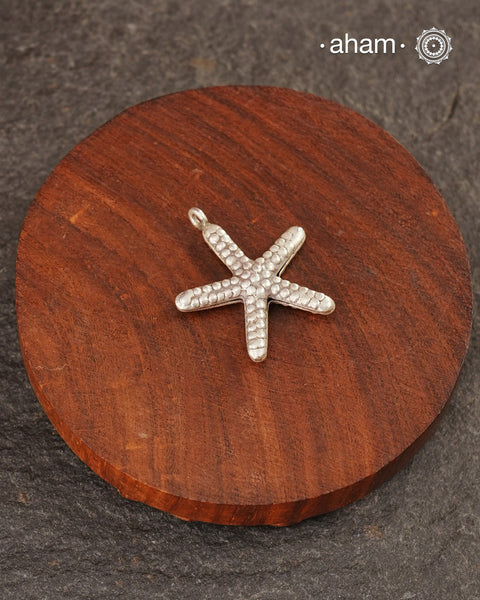 Little charm pendants crafted in 925 silver.