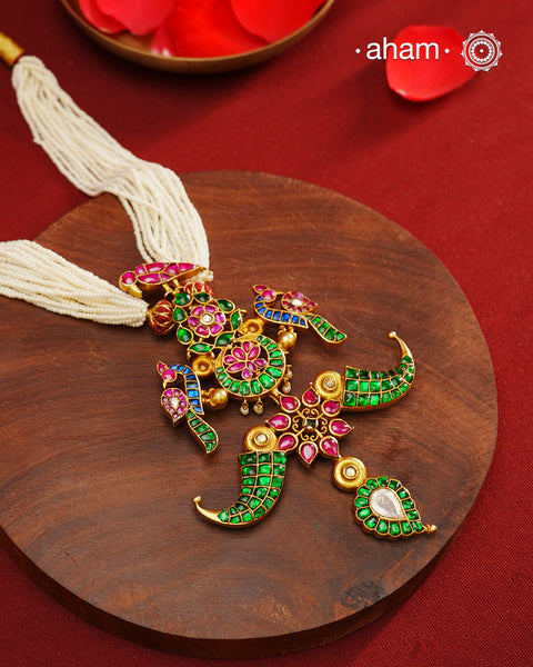 Make a style statement with this gold polish festive neckpiece. Crafted using traditional techniques in silver with kundan floral, peacock and tiger tooth motifs. Perfect for intimate weddings and upcoming festive celebrations.