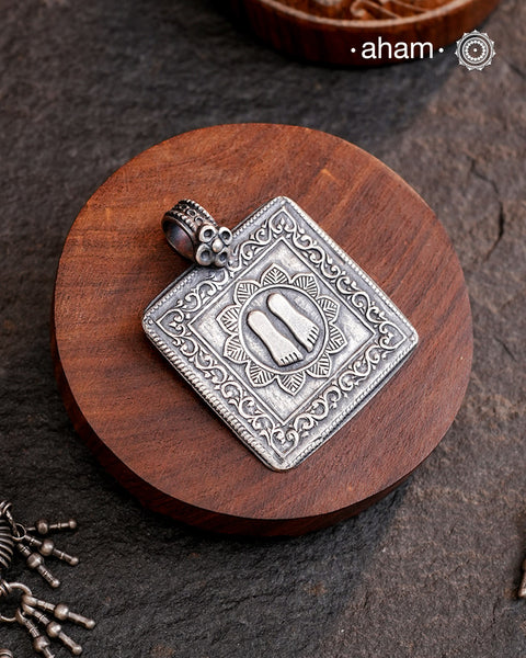 Discover the charm of traditional craftsmanship with our Handmade 92.5 Sterling Silver Lakshmi fee Silver Pendant. Expertly crafted using the thapi (stamp die) technique, this pendant reflects the age-old artistry of India’s tribal communities. Known by various names like Kavach, Mandaliya, Patri, and Kathla, amulet pendants have long been cherished as symbols of passive worship—a way to keep your deity, Kuldevta, or Kuldevi close to your heart. 