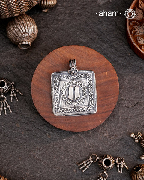 Discover the charm of traditional craftsmanship with our Handmade 92.5 Sterling Silver Lakshmi fee Silver Pendant. Expertly crafted using the thapi (stamp die) technique, this pendant reflects the age-old artistry of India’s tribal communities. Known by various names like Kavach, Mandaliya, Patri, and Kathla, amulet pendants have long been cherished as symbols of passive worship—a way to keep your deity, Kuldevta, or Kuldevi close to your heart. 