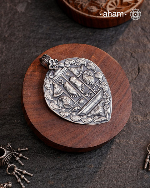 Discover the charm of traditional craftsmanship with our Handmade 92.5 Sterling Silver Vishnu Feet Pendant.
Expertly crafted using the thapi (stamp die) technique, this pendant reflects the age-old artistry of India’s tribal communities. Known by various names like Kavach, Mandaliya, Patri, and Kathla, amulet pendants have long been cherished as symbols of passive worship—a way to keep your deity, Kuldevta, or Kuldevi close to your heart. 