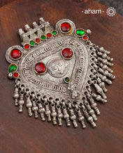 Beautiful handcrafted Arrowhead tribal silver pendant with Sun God- Surya stamped in the center, A piece from a bygone area, that bring back memories and stories of that time. The pendant has some beautiful stone highlights that bring out the beauty of the piece even more. Wear it with a long chain or with a black thread, or layer them to create a distinct look.&nbsp;