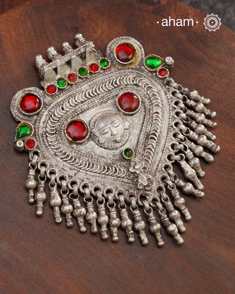 Beautiful handcrafted Arrowhead tribal silver pendant with Sun God- Surya stamped in the center, A piece from a bygone area, that bring back memories and stories of that time. The pendant has some beautiful stone highlights that bring out the beauty of the piece even more. Wear it with a long chain or with a black thread, or layer them to create a distinct look.&nbsp;