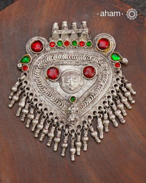 Beautiful handcrafted Arrowhead tribal silver pendant with Sun God- Surya stamped in the center, A piece from a bygone area, that bring back memories and stories of that time. The pendant has some beautiful stone highlights that bring out the beauty of the piece even more. Wear it with a long chain or with a black thread, or layer them to create a distinct look.&nbsp;