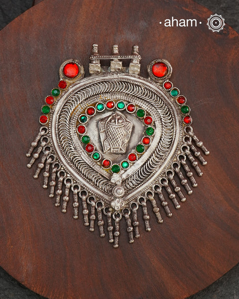 Beautiful handcrafted Arrowhead tribal silver pendant with Fish- Matsya, a symbol of fertility stamped in the center, A piece from a bygone area, that bring back memories and stories of that time. The pendant has some beautiful stone highlights that bring out the beauty of the piece even more. Wear it with a long chain or with a black thread, or layer them to create a distinct look.&nbsp;