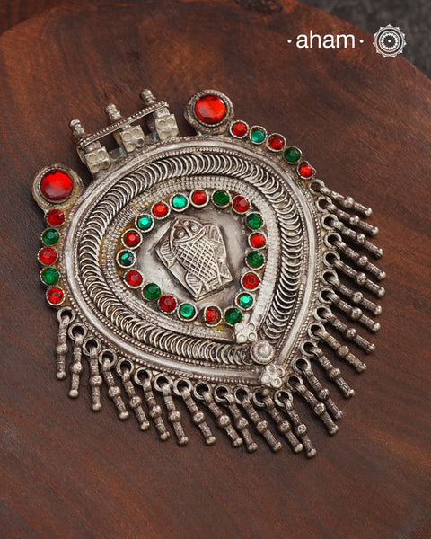 Beautiful handcrafted Arrowhead tribal silver pendant with Fish- Matsya, a symbol of fertility stamped in the center, A piece from a bygone area, that bring back memories and stories of that time. The pendant has some beautiful stone highlights that bring out the beauty of the piece even more. Wear it with a long chain or with a black thread, or layer them to create a distinct look.&nbsp;