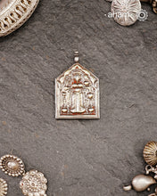 Discover the charm of traditional craftsmanship with our Devi Silver pendant.
Expertly crafted using the thapi (stamp die) technique, this pendant reflects the age-old artistry of India’s tribal communities. Known by various names like Kavach, Mandaliya, Patri, and Kathla, amulet pendants have long been cherished as symbols of passive worship—a way to keep your deity, Kuldevta, or Kuldevi close to your heart. 