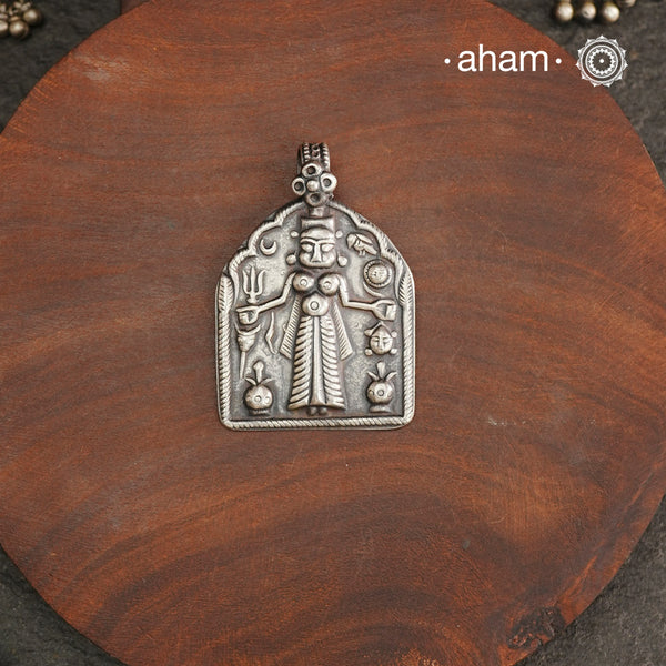 Discover the charm of traditional craftsmanship with our Handmade Karni Mata in 92.5 Sterling Silver Pendant.
Expertly crafted using the thapi (stamp die) technique, this pendant reflects the age-old artistry of India’s tribal communities. Known by various names like Kavach, Mandaliya, Patri, and Kathla, amulet pendants have long been cherished as symbols of passive worship—a way to keep your deity, Kuldevta, or Kuldevi close to your heart. 