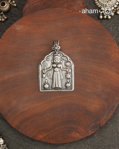 Discover the charm of traditional craftsmanship with our Handmade Karni Mata in 92.5 Sterling Silver Pendant.
Expertly crafted using the thapi (stamp die) technique, this pendant reflects the age-old artistry of India’s tribal communities. Known by various names like Kavach, Mandaliya, Patri, and Kathla, amulet pendants have long been cherished as symbols of passive worship—a way to keep your deity, Kuldevta, or Kuldevi close to your heart. 